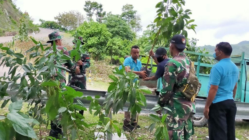 Sinergi TNI, PDAM Belu Dan Masyarakat Perbatasan RI – RDTL Tanam Pohon Di Sumber Mata Air