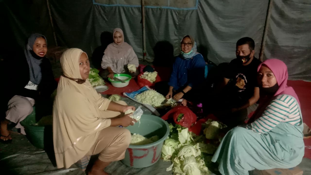 Kadis Kominfo Mamuju Utara Sambut Aliansi Morowali Peduli SulBar, Sediakan Makan Malam Di Dapur Umum Pasang Kayu