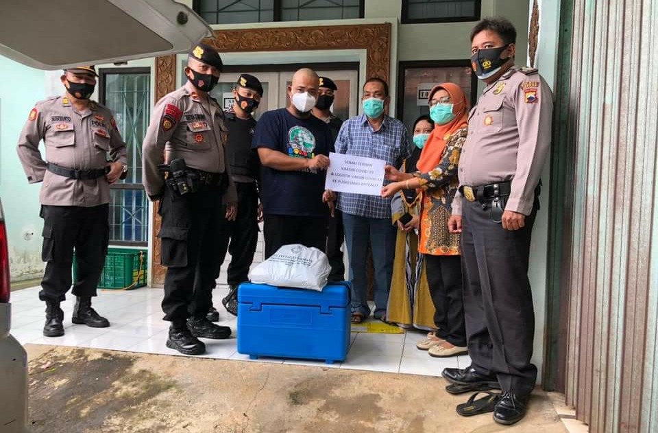 Distribusi Vaksin Covid-19 di Kabupaten Jepara Dikawal Anggota Polres