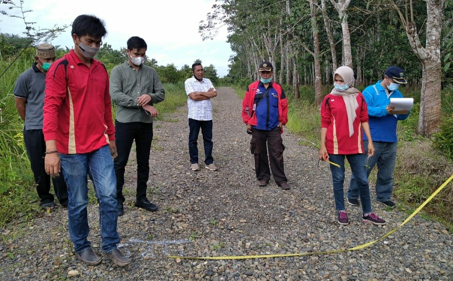Ari Yoca Setiadi, Anggota DPRD Komisi ll Muara Enim Periksa Jalan Di Desa Panang Jaya