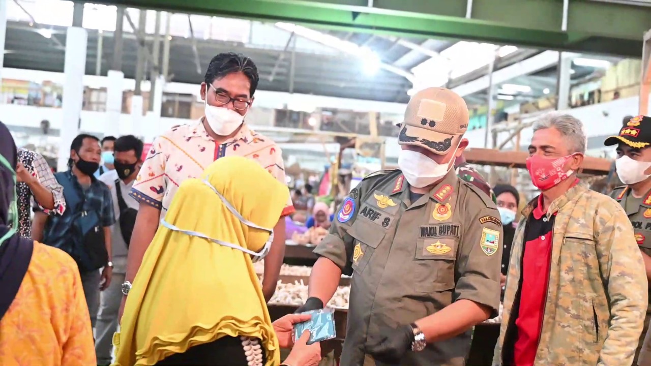 Pastikan PPKM Berjalan Lancar, Wabup Arif Cek Prokes Pedagang Pasar Tumenggungan Kebumen