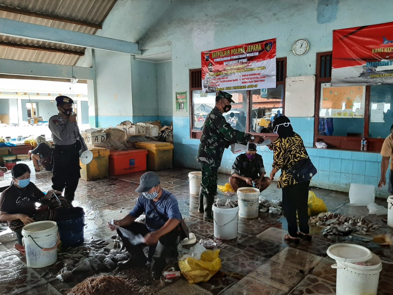 Posko Siaga Covid-19 Satpolair Polres Jepara, membagikan Masker di TPI Ujung Batu Jepara