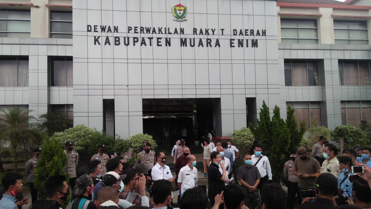 Ajukan 10 Tuntutan, Masyarakat Kabupaten Muara Enim Bersatu (MKMB) Lakukan Aksi Damai Di Gedung DPRD Muara Enim