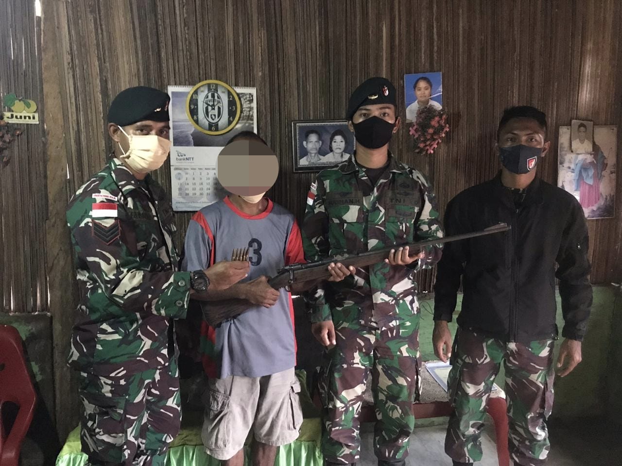 Kembali, Eks Milisi Tim-Tim Di Belu Serahkan Senpi Mauser Beserta Peluru Ke TNI Satgas Pamtas RI-RDTL