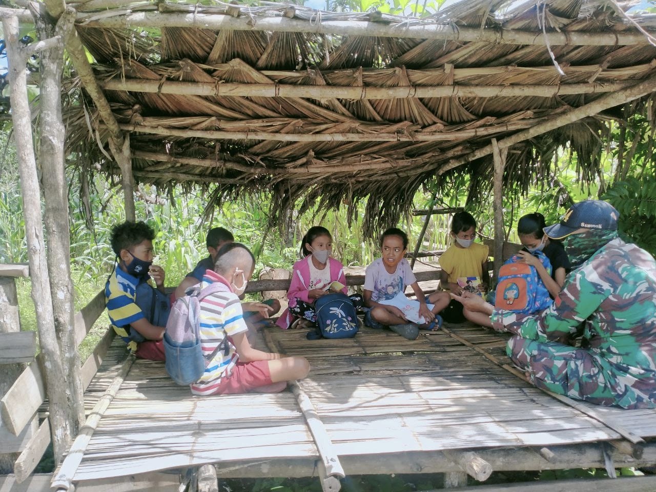 Pratu Osias Ono Beri Ajarkan Pentingnya Nilai Pancasila Bagi Anak Perbatasan