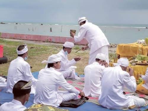 Jelang Nyepi, Umat Hindu di Jepara Gelar Melasti di Pantai Bandengan