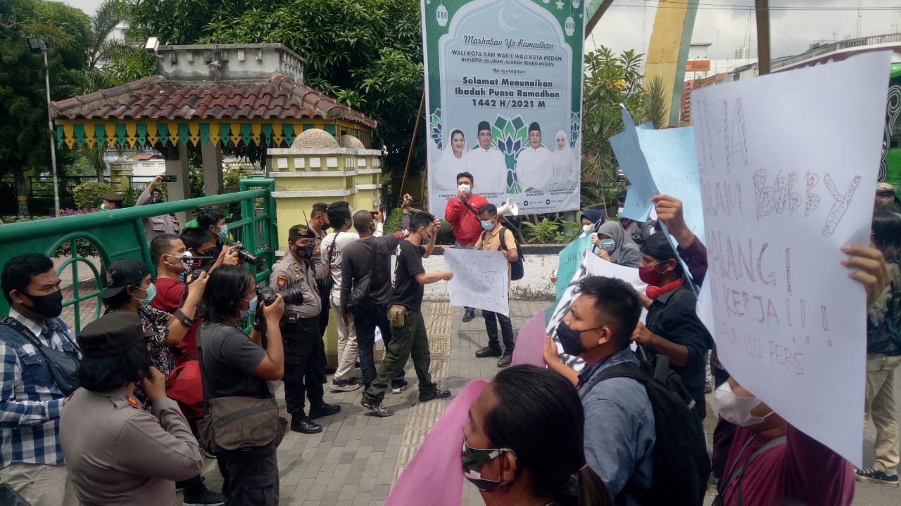 Puluhan Wartawan Lakukan Aksi Unjuk Rasa ke Kantor Walikota Medan