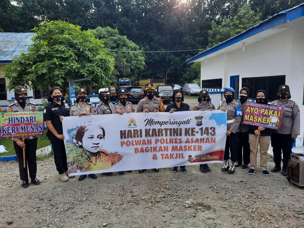 Peringati Hari Kartini,Wakapolres Sri Juliani S.H Berbagi Dengan Sesama Pengguna Jalan