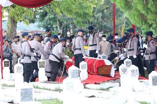 Kapolda Sumut Pimpin Upacara Pemakaman Almarhum Kombes Pol Zulfikar
