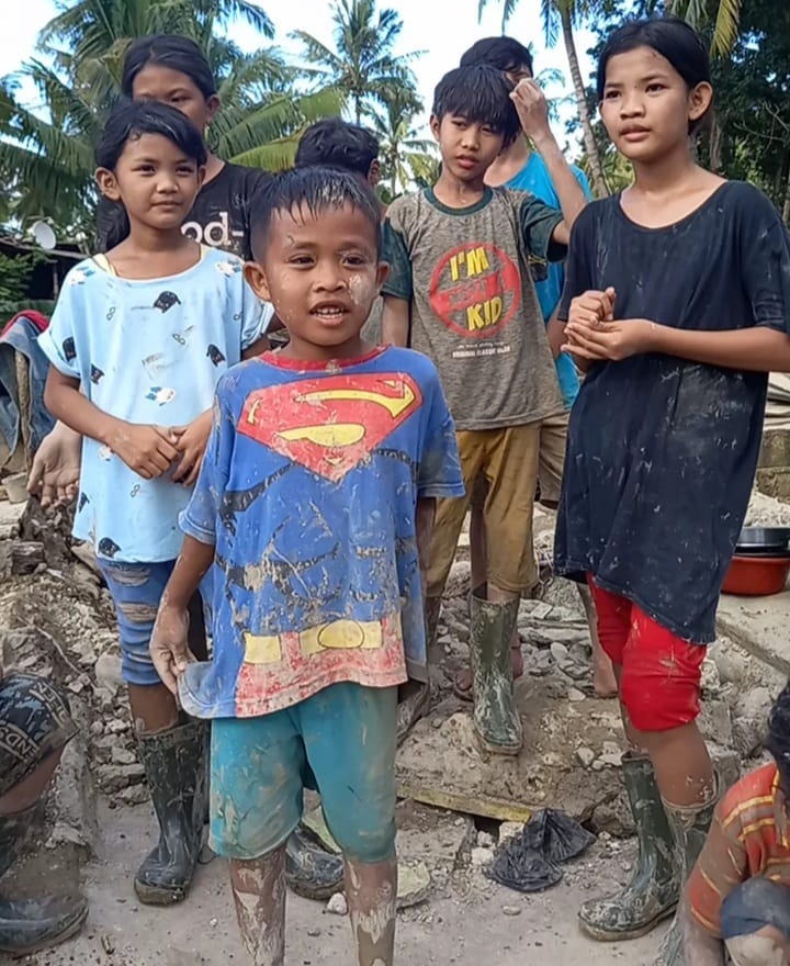 Banjir Takari Menelan 2 Jiwa dan 70 Rumah, Ali Taufiq: Pak Presiden Bantu Kami Alat Tulis Dan Baju Sholat