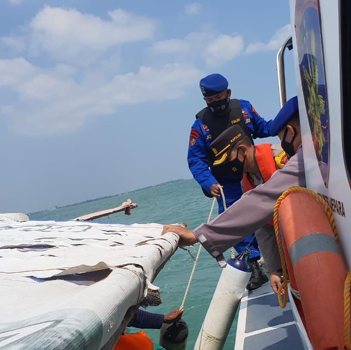 Di Tengah Laut Kapolres Jepara AKBP Aris Tri Yunarko Memberikan Life Jaket Kepada Nelayan Untuk Keselematan