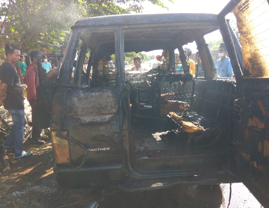 Mobil Parkir Isuzu Panther Hangus Terbakar di Depan Pedagang Bambu