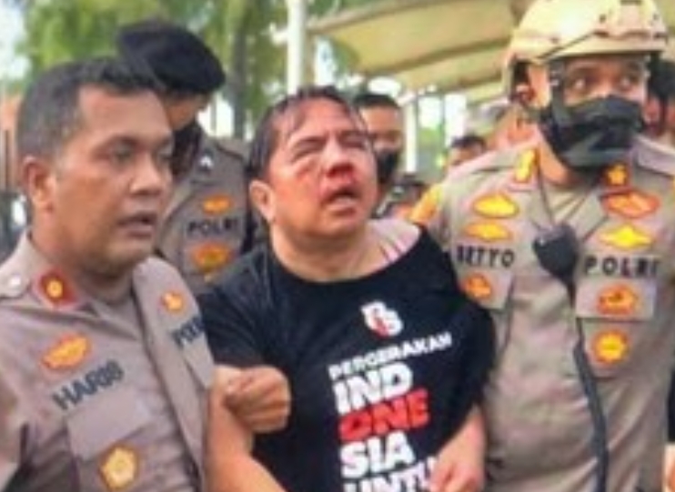 Ini Detik-detik Ade Armando Dipukul Massa Hingga Babak Belur di DPR