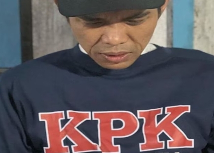 Ustaz Abdul Somad dengan Baju KPK, Wajahnya Tertunduk, Alis Mengkerut…Lihat