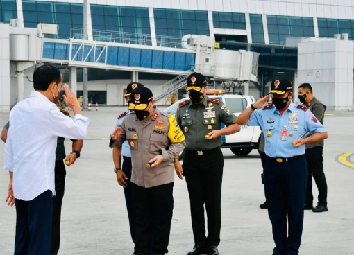 Lihat, Irjen Fadil di Depan, Tiga Jenderal TNI di Belakangnya, Beri Hormat kepada Jokowi