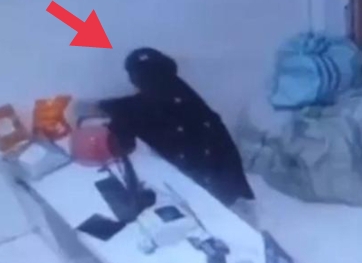 Astagfirullah, Wanita Bermukena Ini Sedang Berbuat Dosa di Kantor J&T, Lihat, Buktinya CCTV