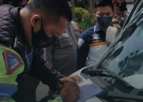 Ayahnya Milih Jadi Petani Usai Dipecat Jokowi, Perwira Polisi Ini Sikat Ambulans Terobos One Way di Puncak, Foto Wajahnya Disorot