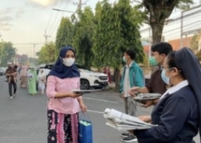 Pagi-Pagi, Pastor di Jember Datangi Jemaah Salat Id, Lihat yang Dia Lakukan