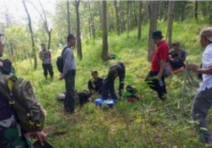 2 Pria dan 1 Wanita Tinggal di Tengah Hutan, Warga Curiga Lalu Digerebek, Eh Benar