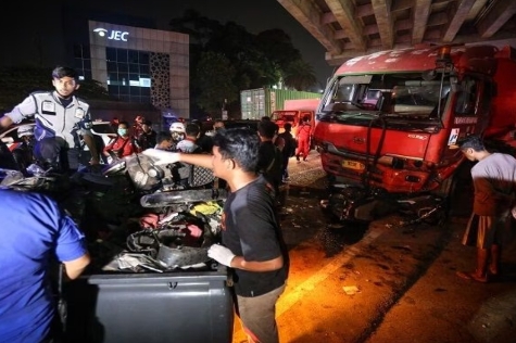 Ini Detik-detik Kecelakaan Maut di Cibubur, Darah Berceceran, 11 Orang Tewas