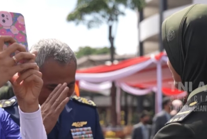 Ini Detik-detik Ayah Hormat ke Putrinya, Bapak Bintara TNI AU dan Anaknya Perwira TNI AD, Lihat