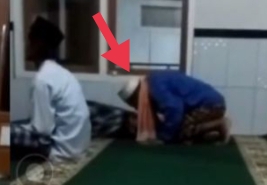 Tidur Telentang di Masjid, Pria Ini Tak Sengaja Tercium Bapak-bapak saat Bersujud