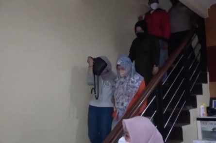 Terjaring Razia di Hotel saat Malam Tahun Baru Islam, Perempuan Berhijab Malu saat Digiring