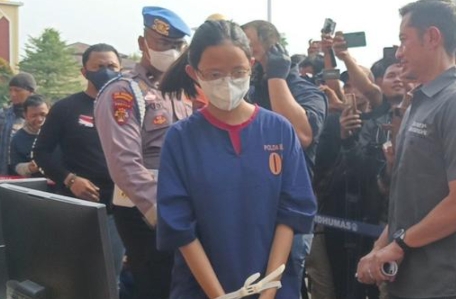 Wanita Muda Ini Ditangkap Polisi, Dia Bukan Orang Sembarangan, Jangan Kaget