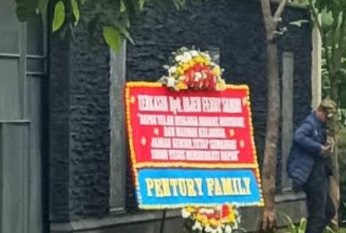 Karangan Bunga Terpajang di Depan Rumah Ferdy Sambo, Gak Nyangka Isi Tulisannya, Bikin Kaget, Lihat