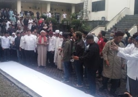 Heboh! Tolak Pembangunan Gereja di Cilegon, Massa Aksi Bawa Kain Kafan Hingga Ancam Turunkan Orang Ini, Lihat