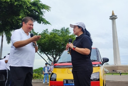 Bertemu di Monas, Airlangga Langsung Beri Barang Ini ke Puan Maharani, Lihat