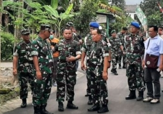 Jenderal TNI Puji Cahyono Jalan Kaki Meninjau Kediaman Erina Gudono, Ini yang Dilakukan, Lihat