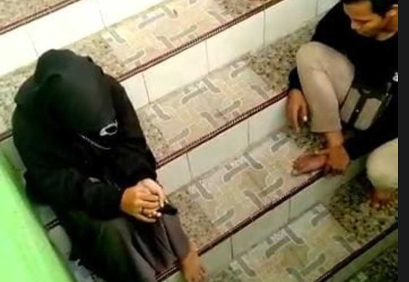 Warga Curiga dan Langsung Gerebek, Eh Benar, Gadis Cantik Ini Sedang Berhubungan Intim di Toilet Masjid