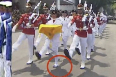Bukan Orang Sembarangan, Ini Profil Pembawa Baki yang Sepatunya Lepas saat Upacara Kemerdekaan di Istana Negara, Lihat Kakinya